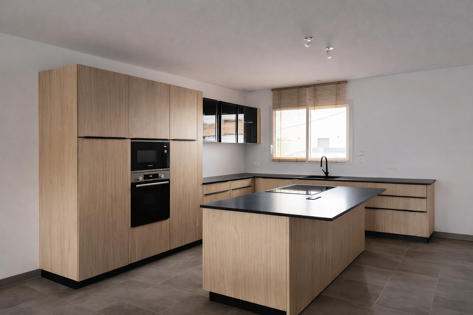 Cuisine bois et noir réalisée à La Flèche en Sarthe